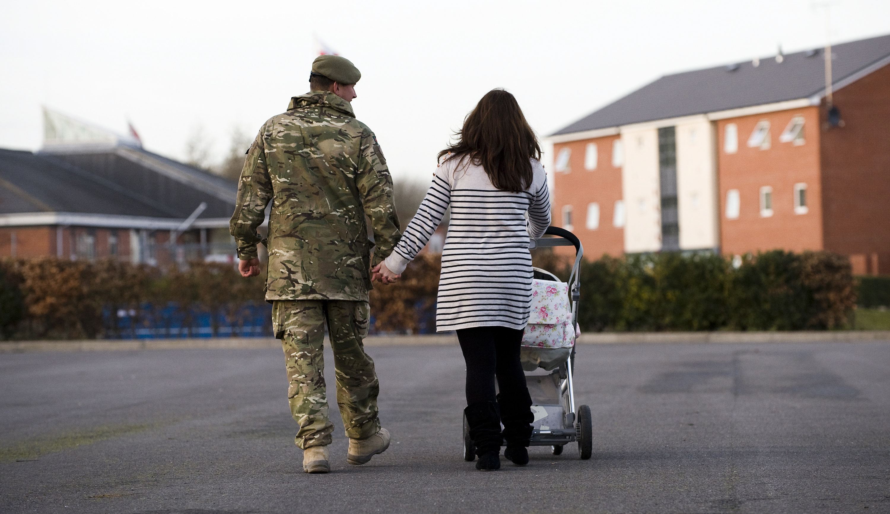 Военные выплаты на ребенка. Семья военнослужащего. ВОЕННЫЙС семькей. Солдат с семьей.